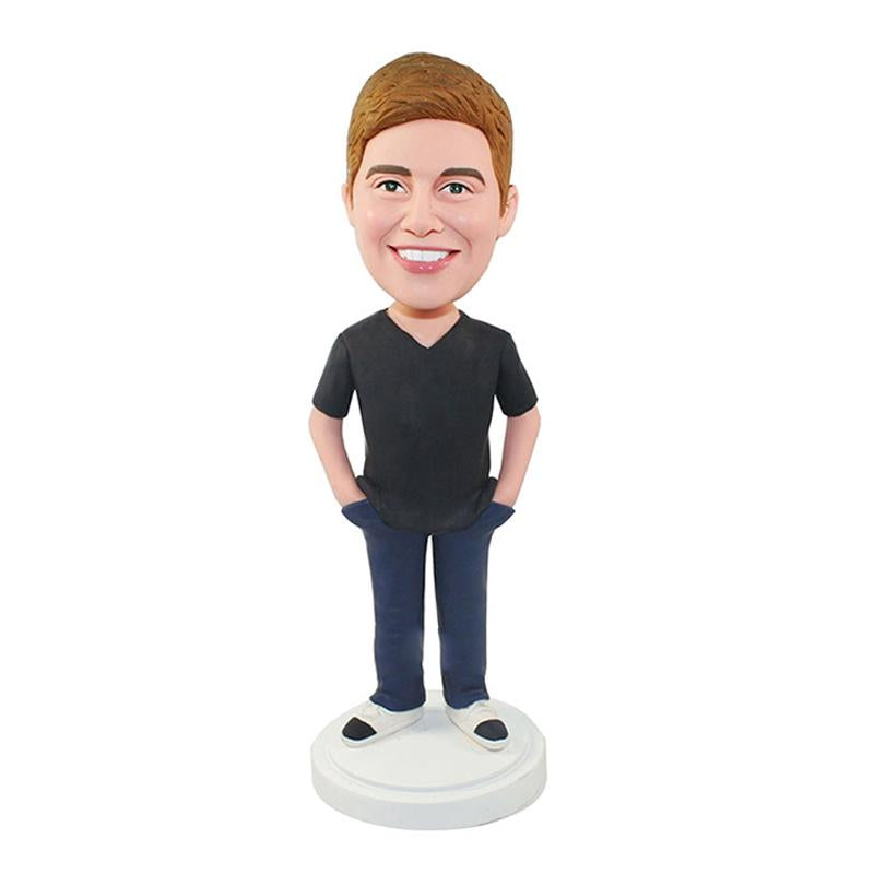 Bobbleheads Junge im V-Kragen, schwarzes T-Shirt und Blau – personalisiert