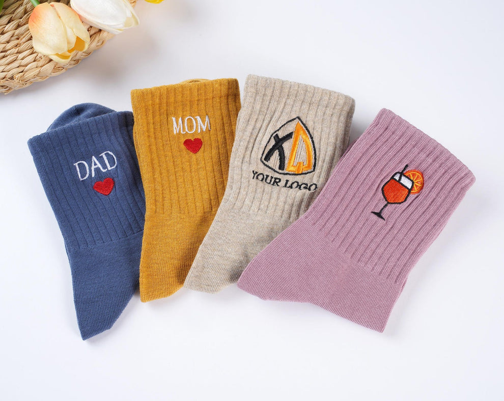 Individuelle Vintage-Socken, bestickte Socken. Unisex-Baumwollsocken mit personalisiertem Textlogo, Mama-Papa-Socken, Partygeschenk, Familiengeschenk.